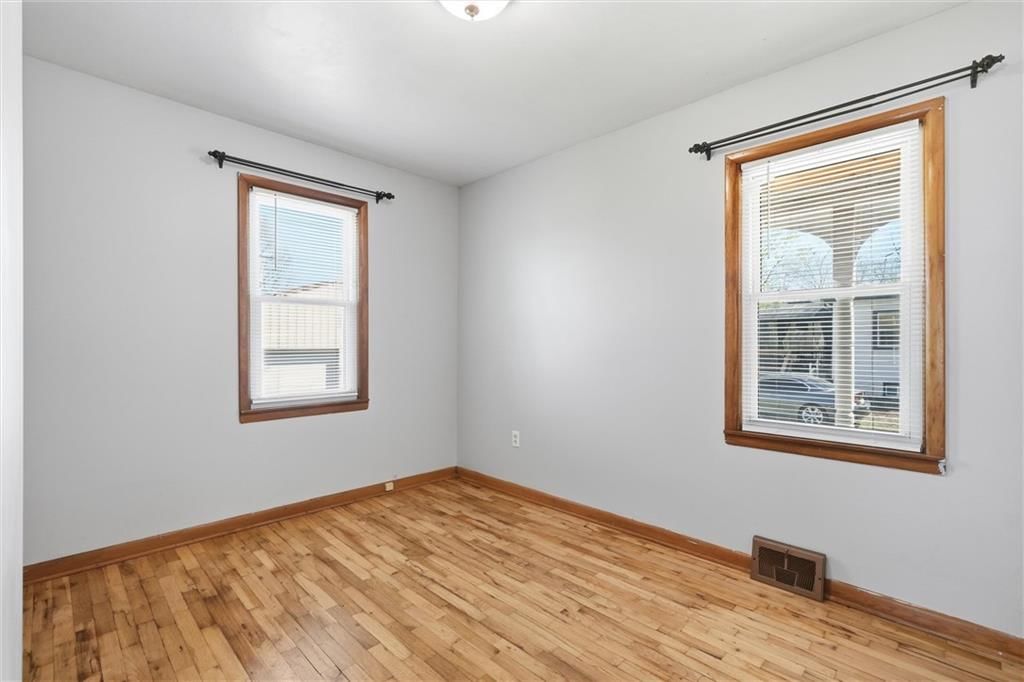 310 E Nichols Street — photo 20