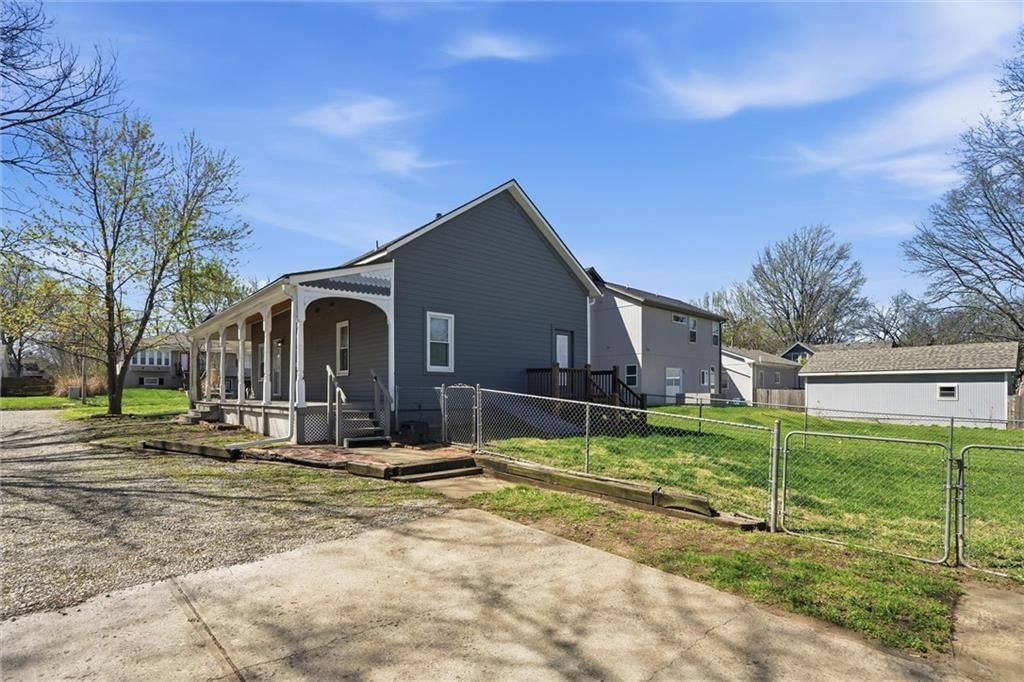310 E Nichols Street — photo 27