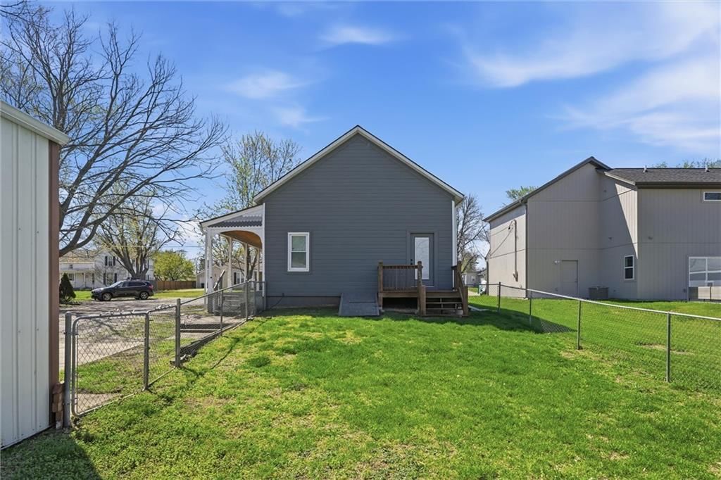 310 E Nichols Street — photo 28