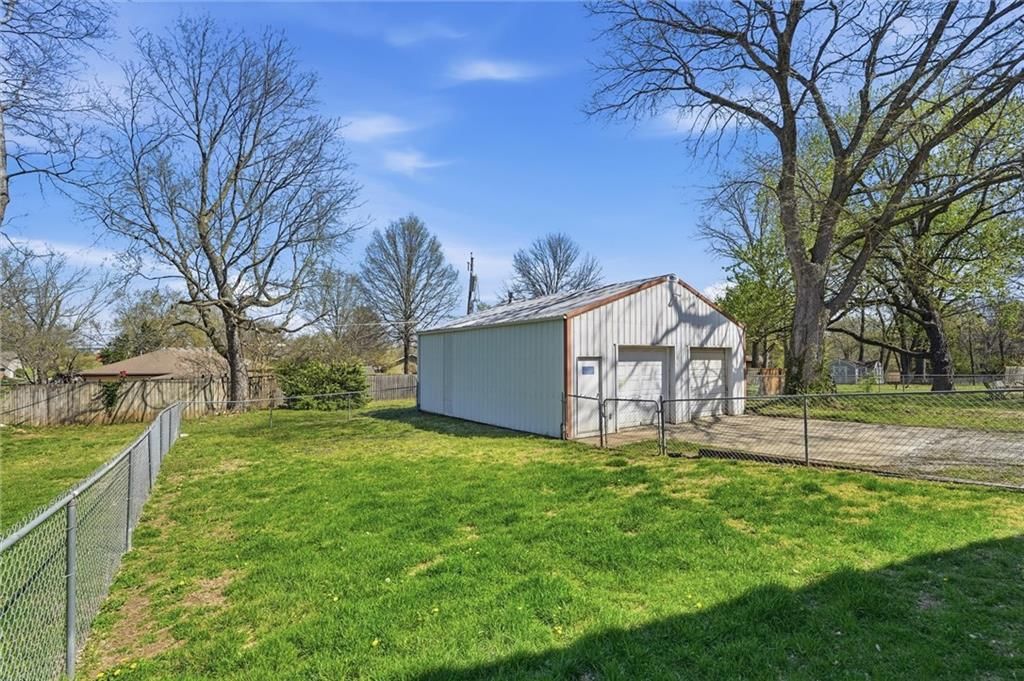 310 E Nichols Street — photo 29