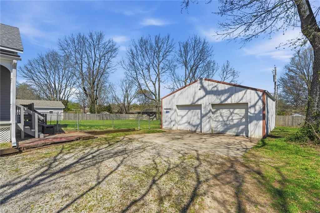 310 E Nichols Street — photo 30