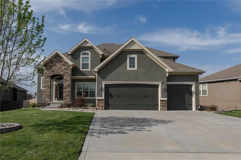 1521 SW Cross Creek Drive, Lee's Summit, MO