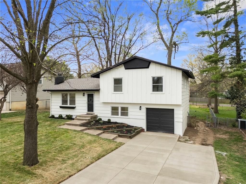 8813 W 90th Terrace — photo 2