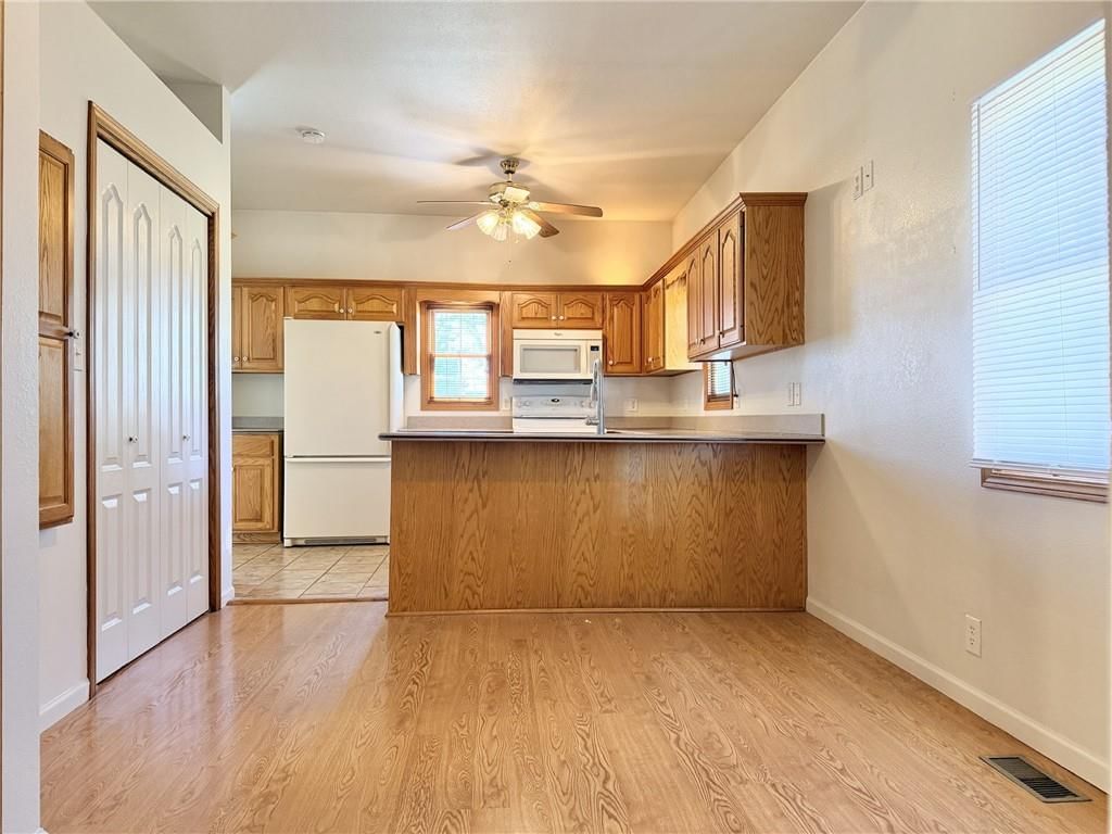 1404 E 13th Street — photo 8