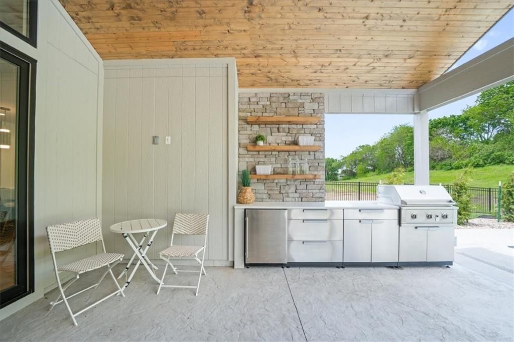 2124 SW Wheatfield Drive — photo 25