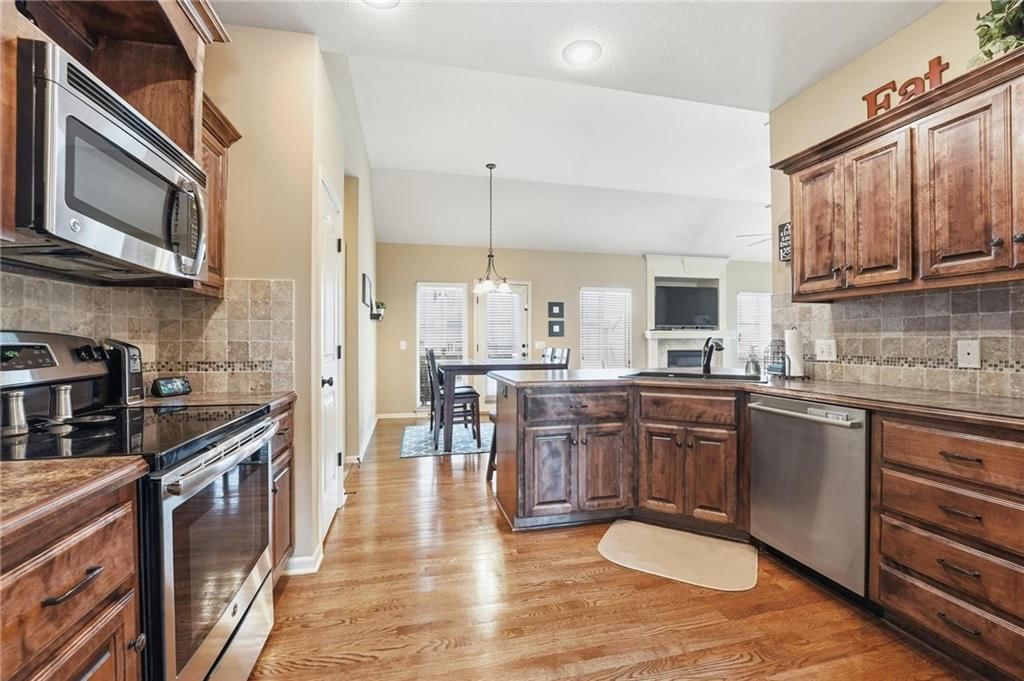 10818 N Oakland Avenue — photo 12