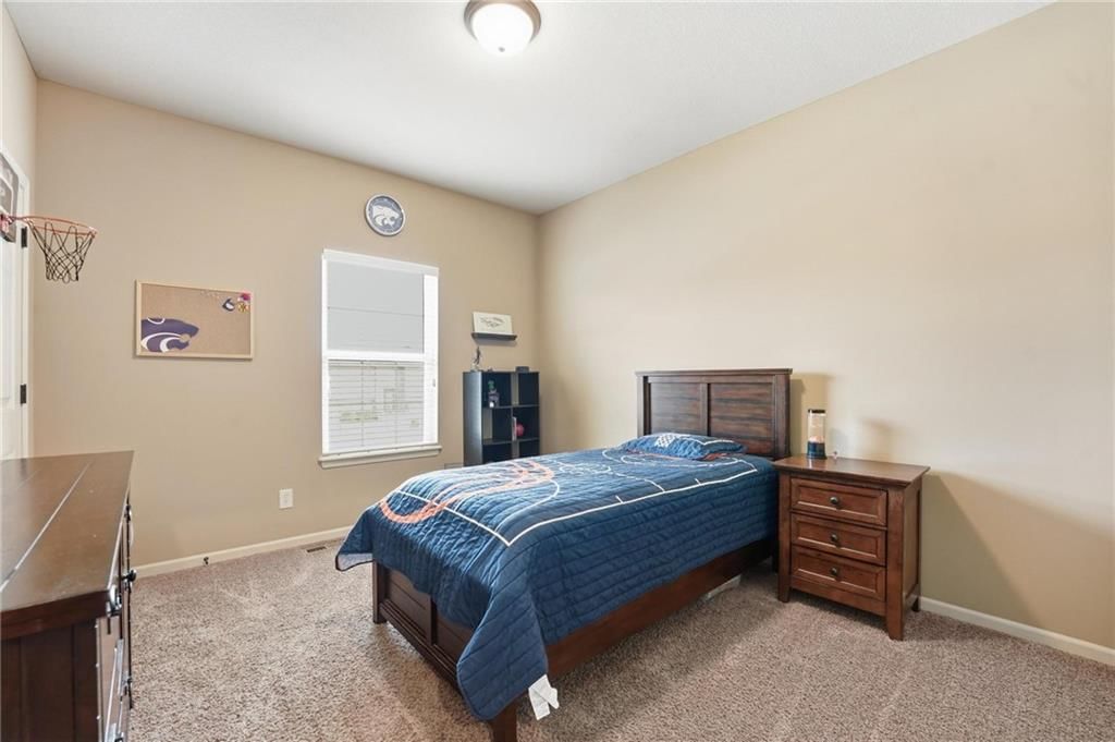 10818 N Oakland Avenue — photo 23