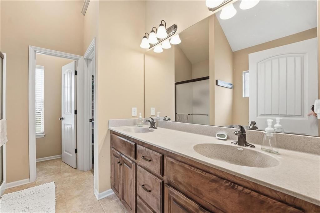 10818 N Oakland Avenue — photo 27