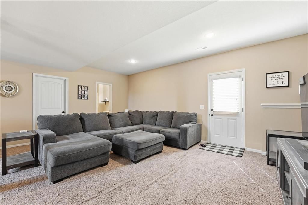 10818 N Oakland Avenue — photo 30