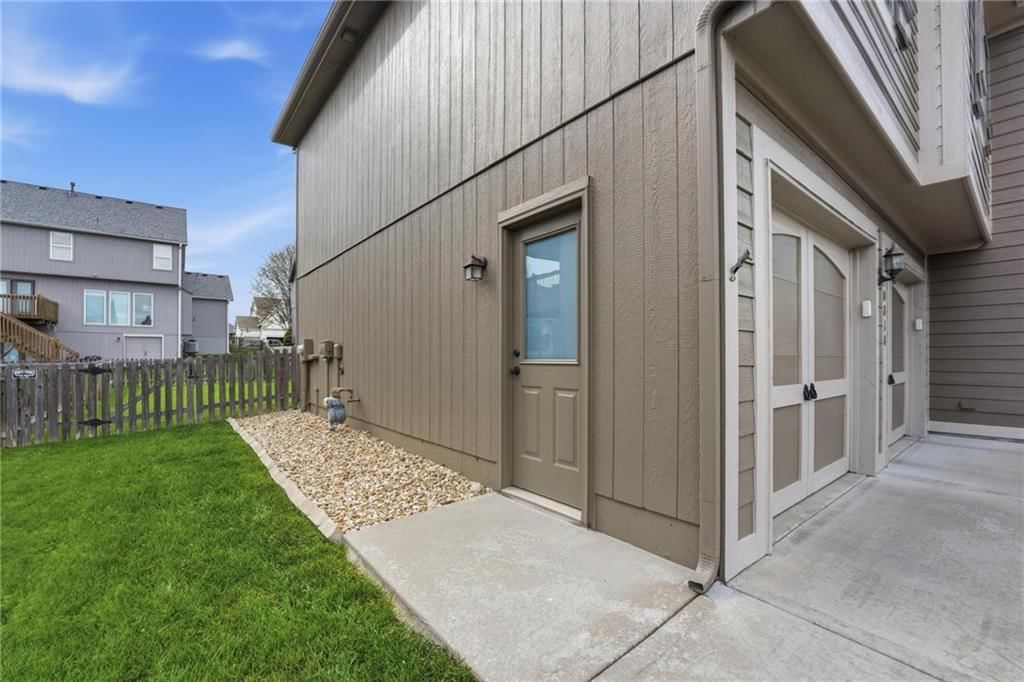 10818 N Oakland Avenue — photo 38