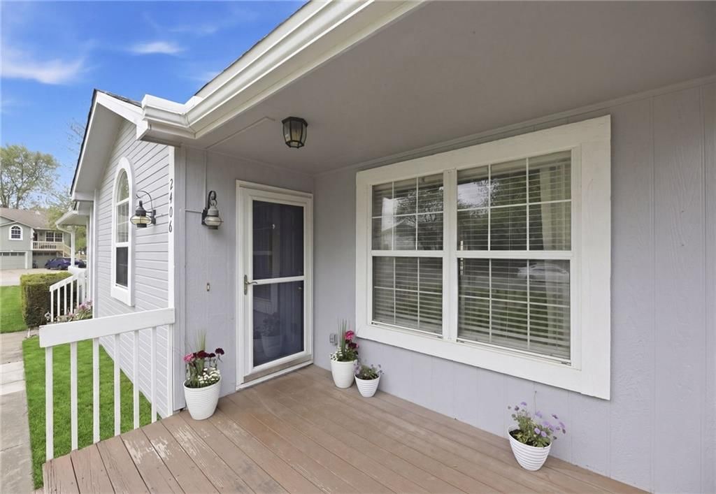 2406 N 155th Terrace — photo 3