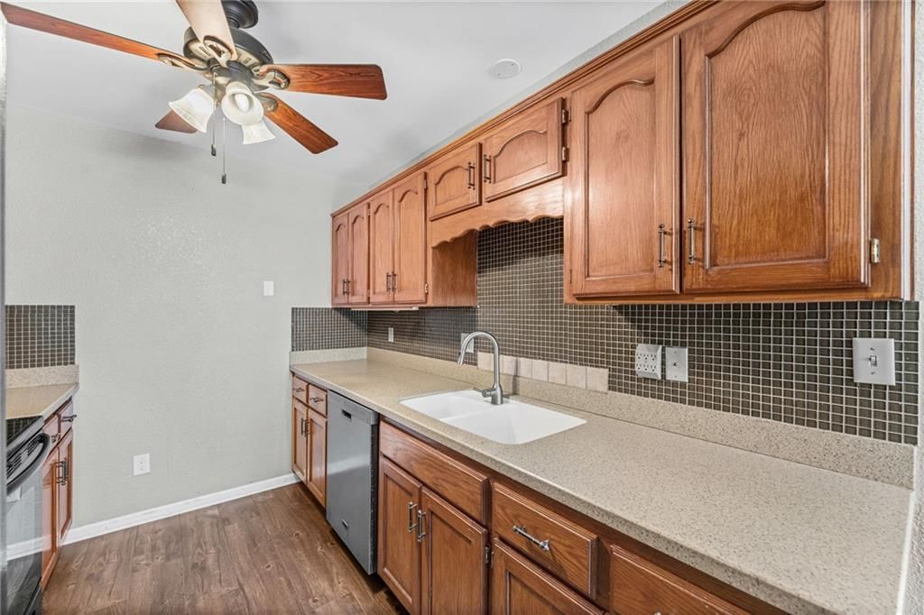 2406 N 155th Terrace — photo 9