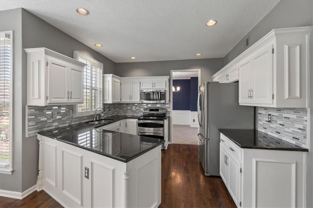 6502 W 150th Street — photo 3