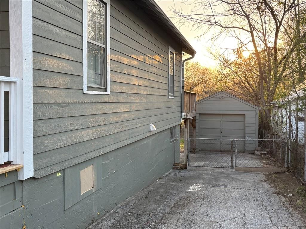108 S Huttig Avenue — photo 27