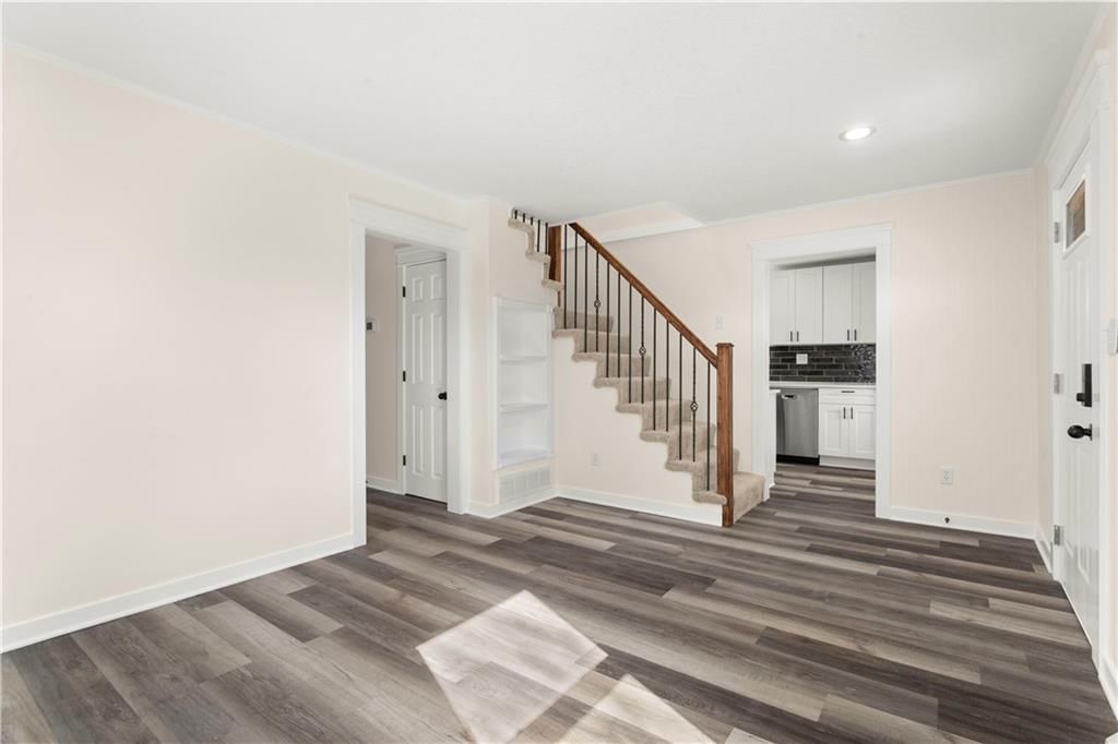 2320 S Vermont Avenue — photo 6