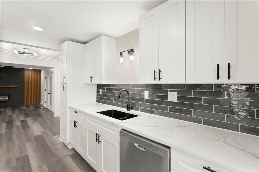 2320 S Vermont Avenue — photo 15