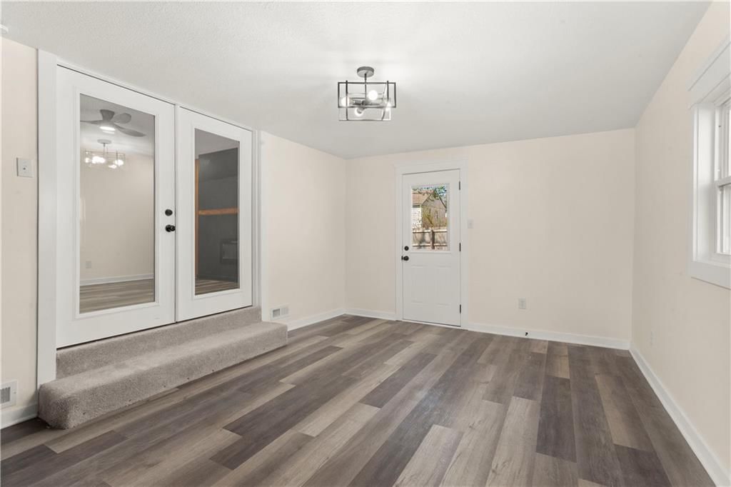 2320 S Vermont Avenue — photo 22