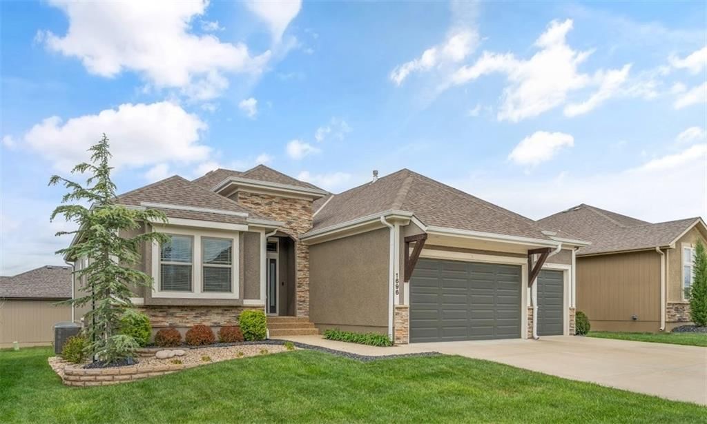 1696 NE Parkwood Drive, Lee's Summit, MO