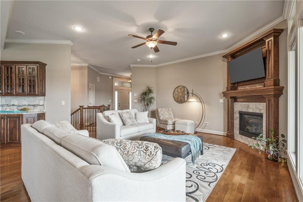 1696 NE Parkwood Drive — photo 8