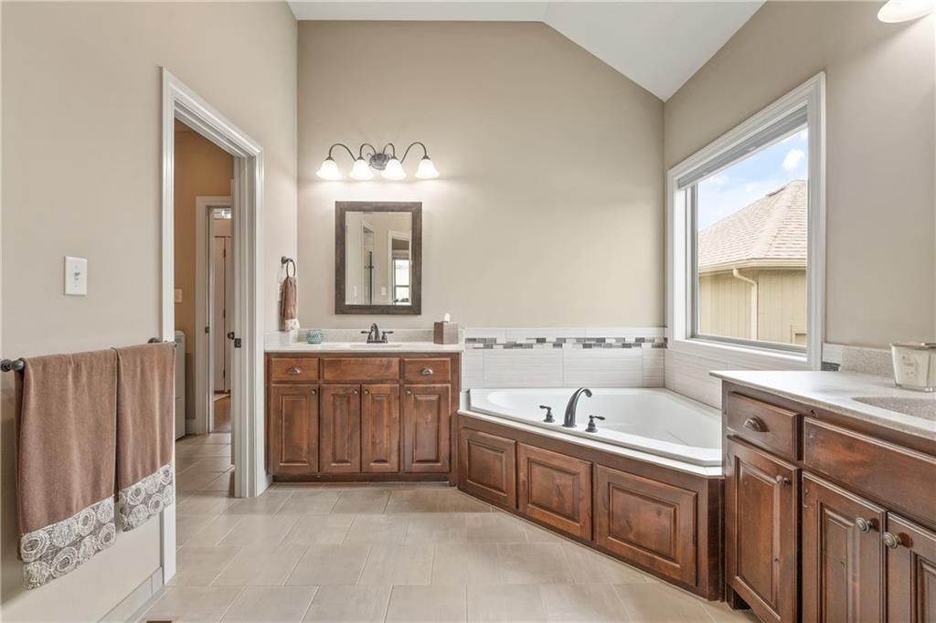 1696 NE Parkwood Drive — photo 26