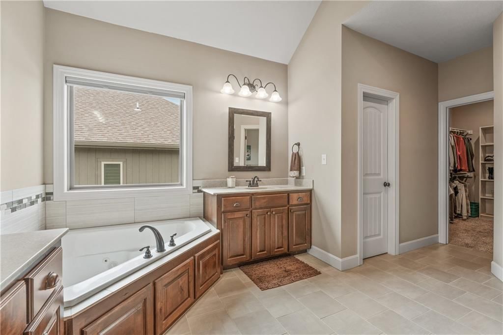 1696 NE Parkwood Drive — photo 27