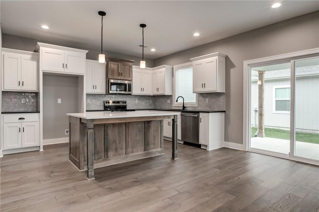 16827 W 164th Terrace — photo 3