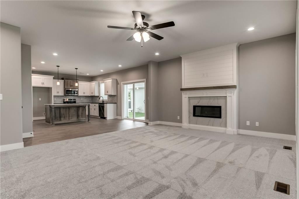 16827 W 164th Terrace — photo 9