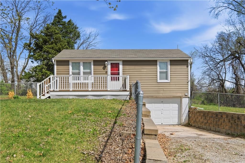 6200 NE Russell Road, Kansas City, MO