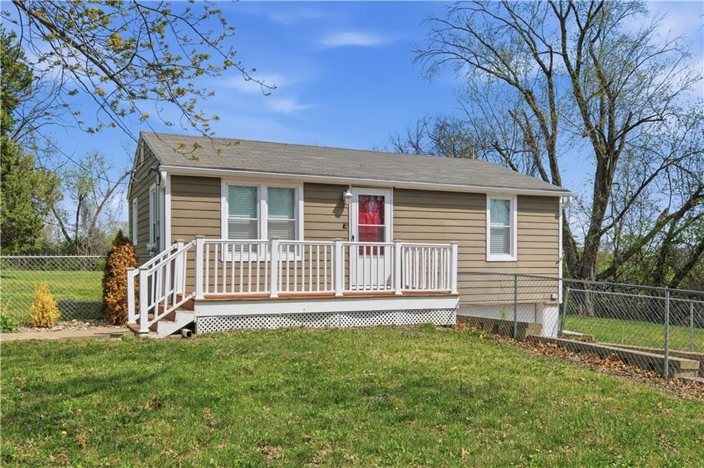 6200 NE Russell Road — photo 3