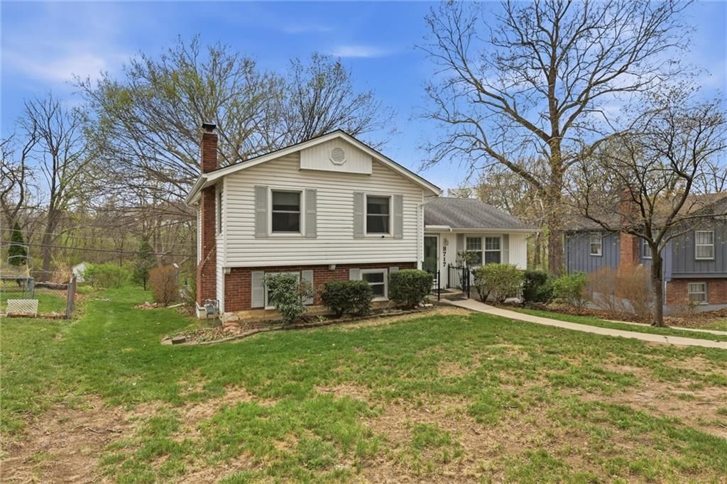 8717 W 73rd Street — photo 3