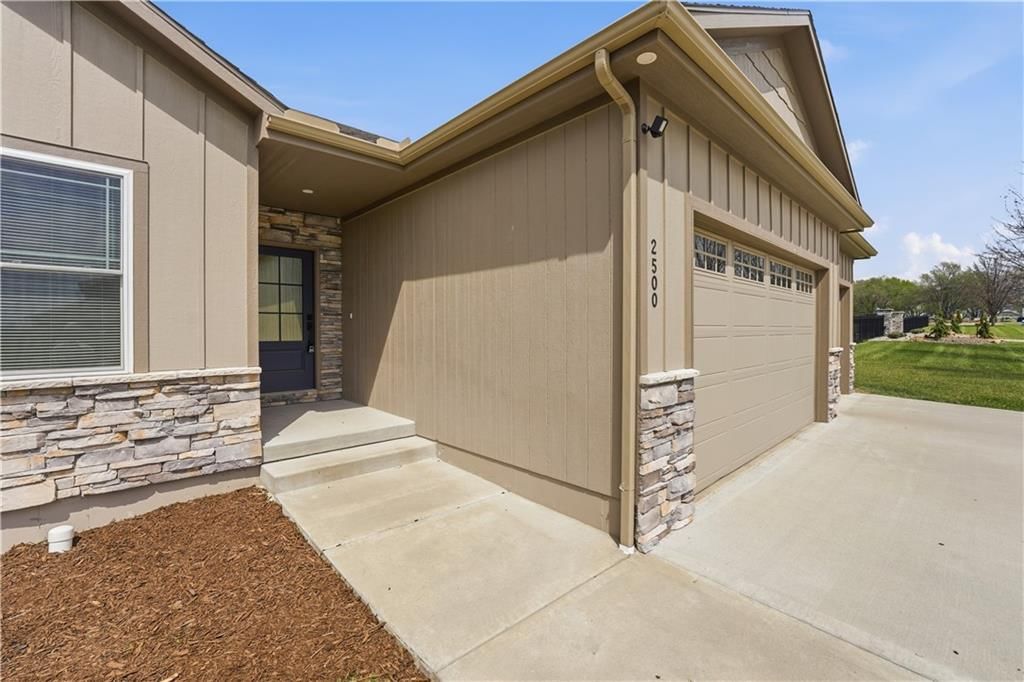 2500 Burris Drive — photo 3