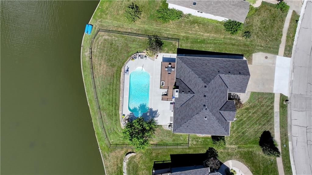 632 SW Lakeview Drive — photo 1