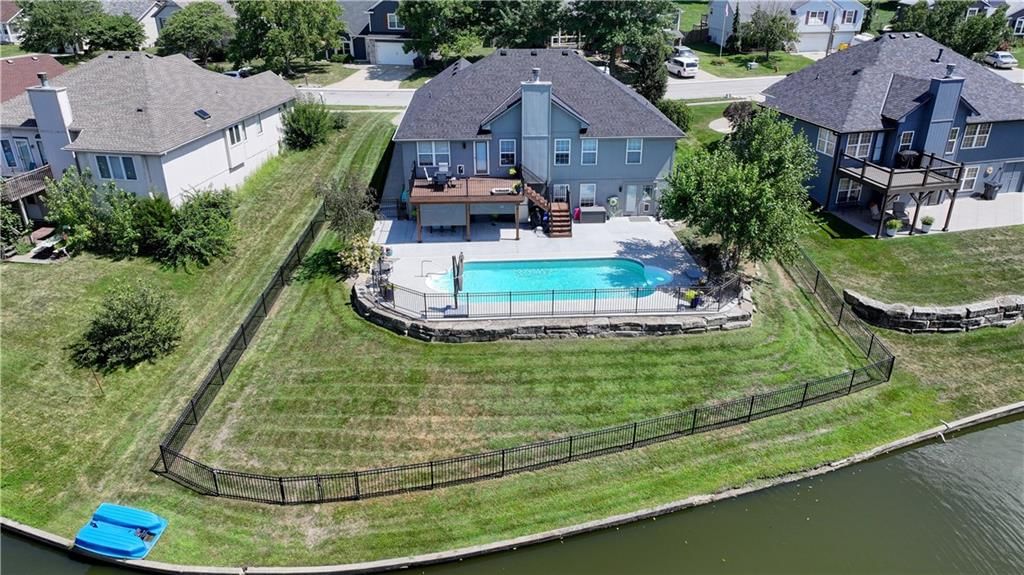 632 SW Lakeview Drive — photo 2