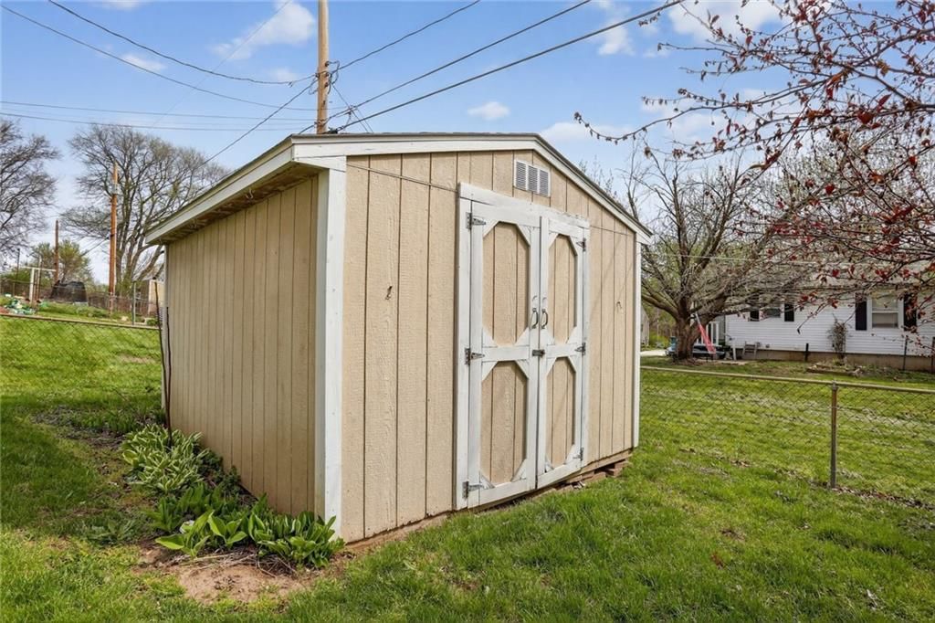 1605 N Hocker Avenue — photo 15