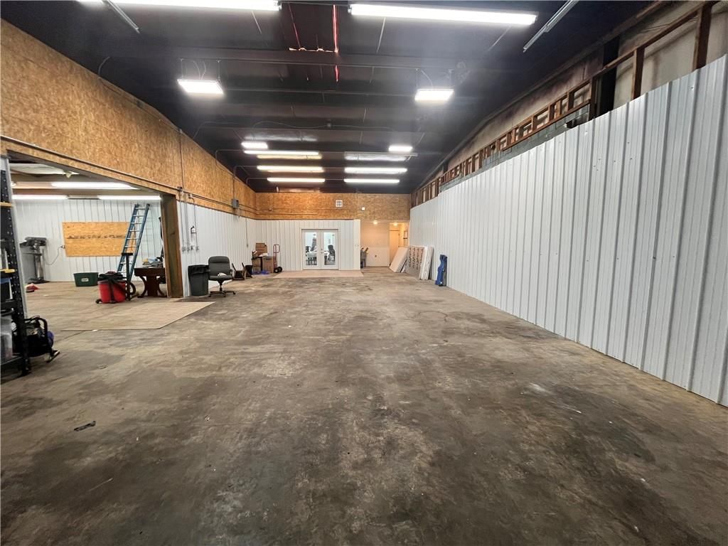 2428 U.S. 169 Highway — photo 14