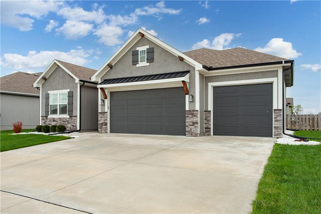 228 SW Davenport Drive — photo 2