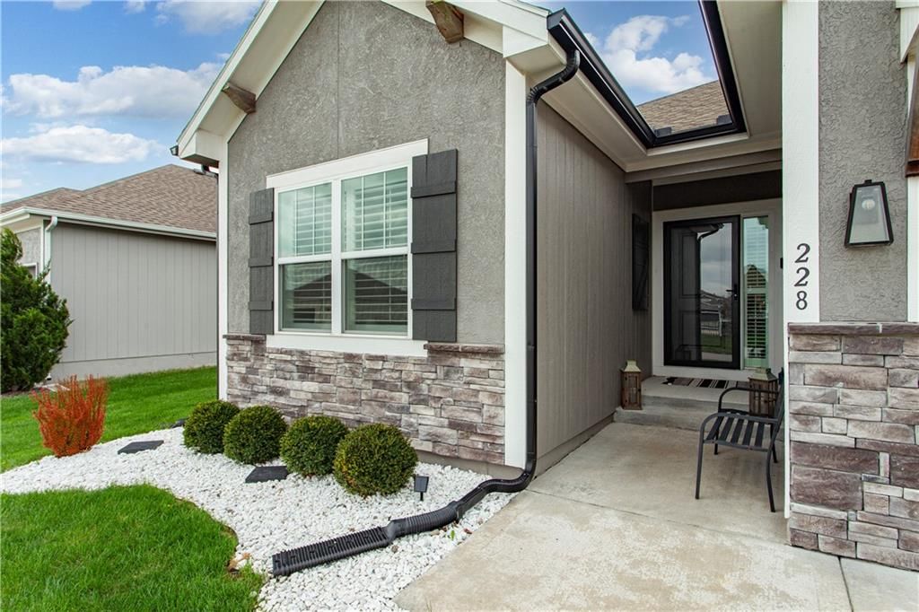 228 SW Davenport Drive — photo 3