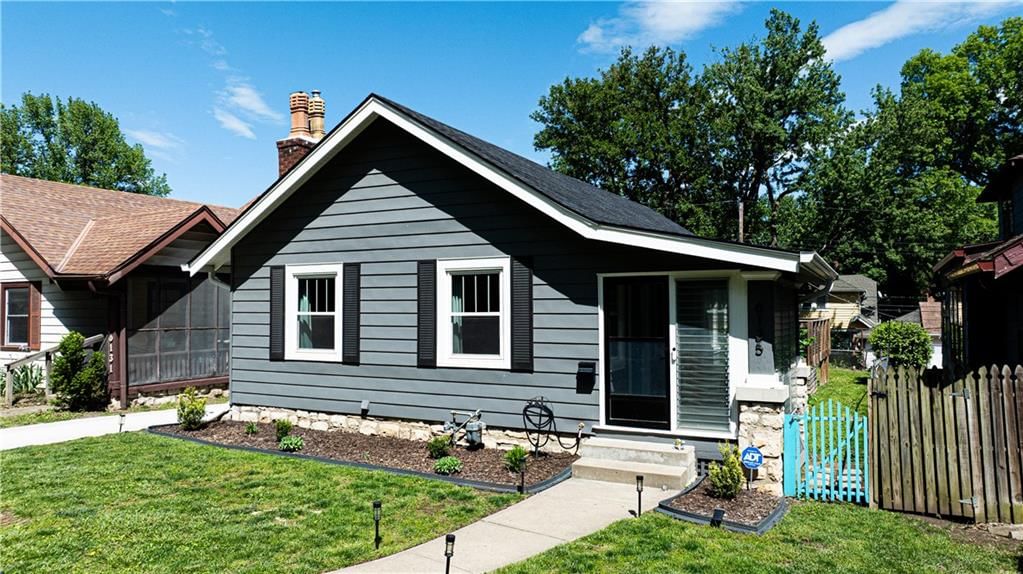 6135 HOLMES Street — photo 3