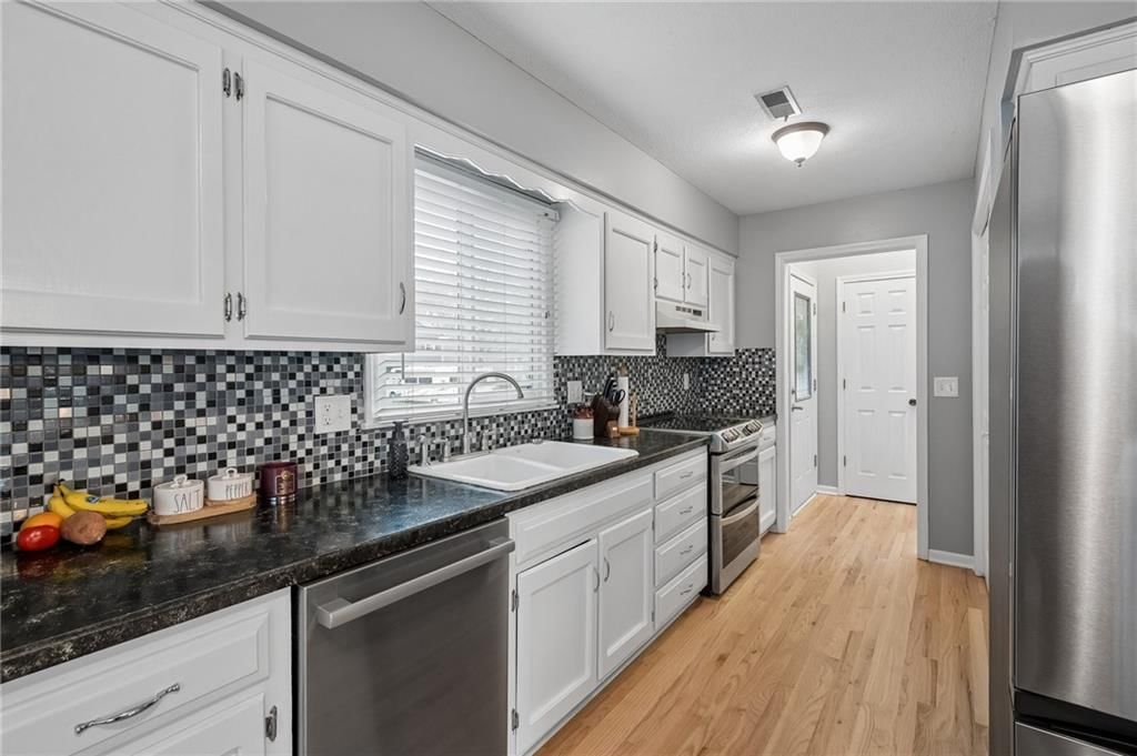 15909 W 149th Street — photo 9