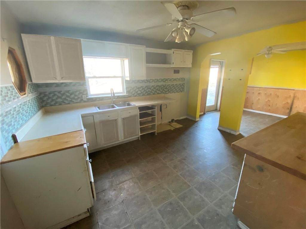 110 W Riley Street — photo 13