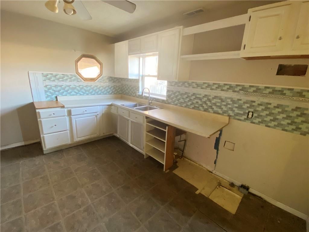 110 W Riley Street — photo 15