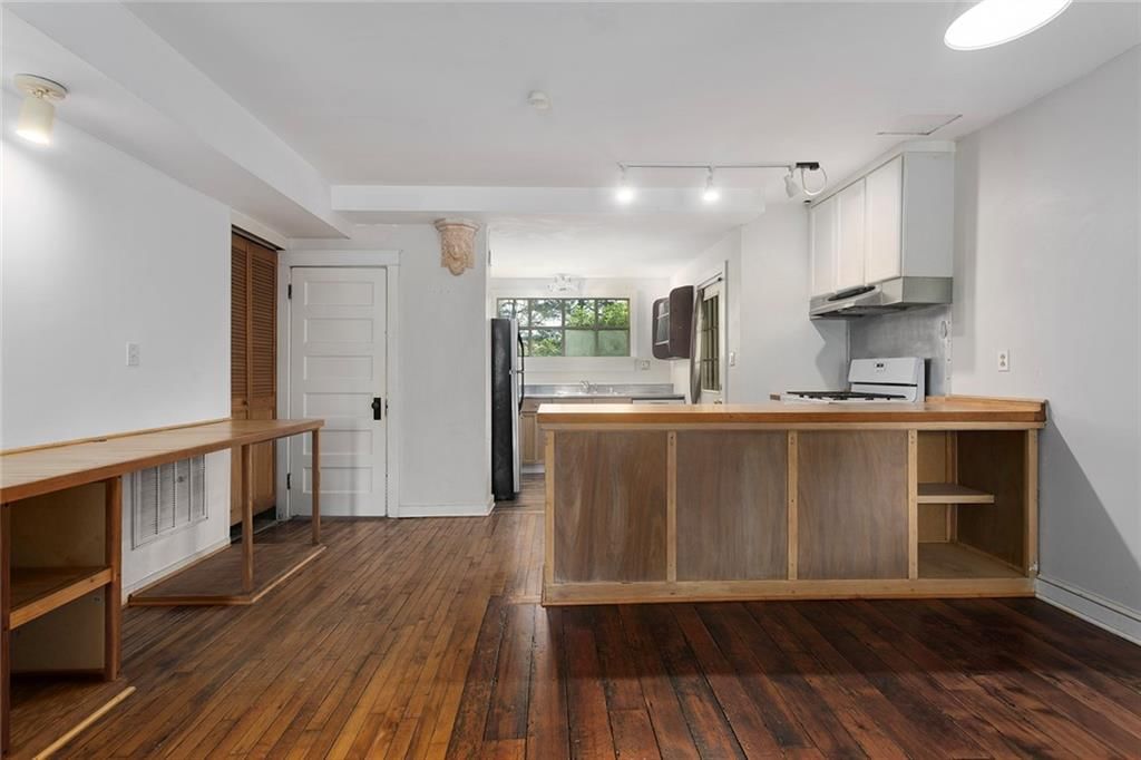 810 W 16th Street — photo 5