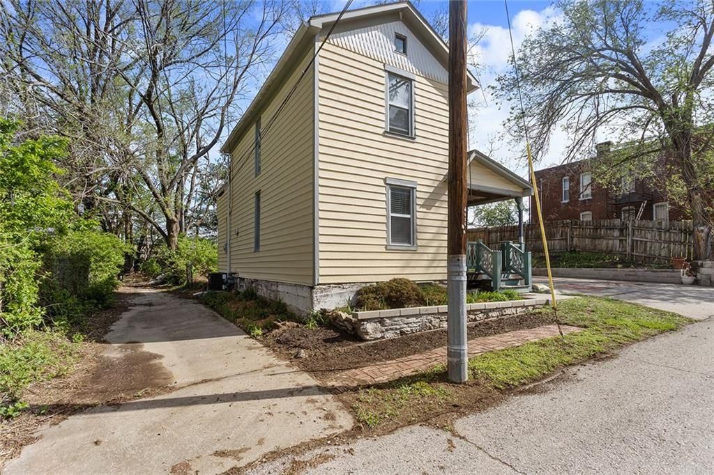 810 W 16th Street — photo 34