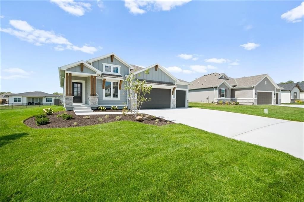 Big backyard and flat lot at 2622 SW Barley Field Drive, Lee's Summit, MO 64082