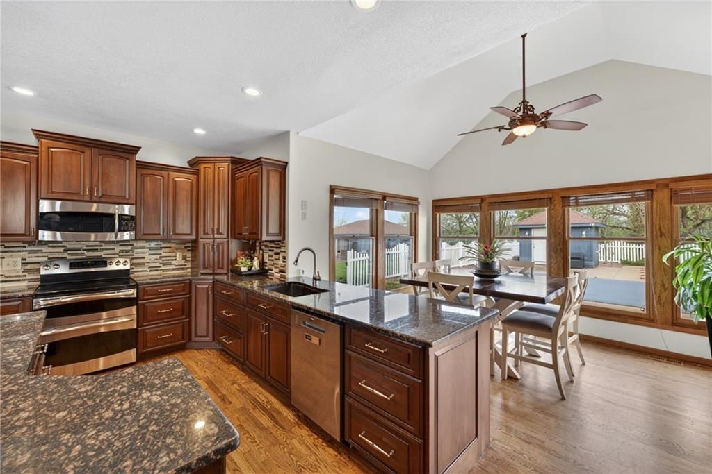 905 Florence Avenue — photo 10