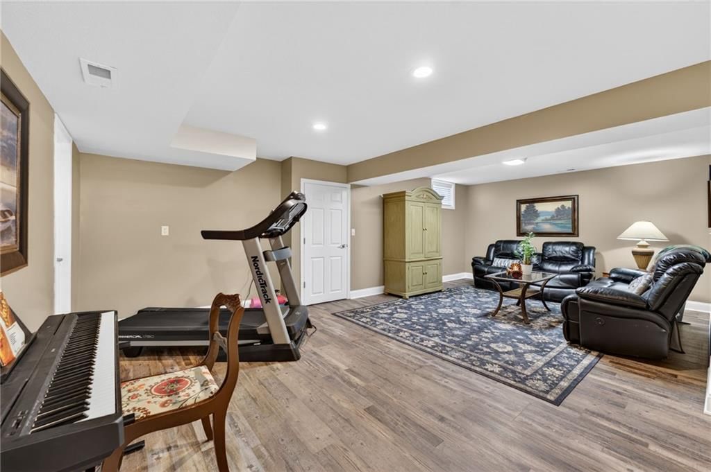 905 Florence Avenue — photo 48