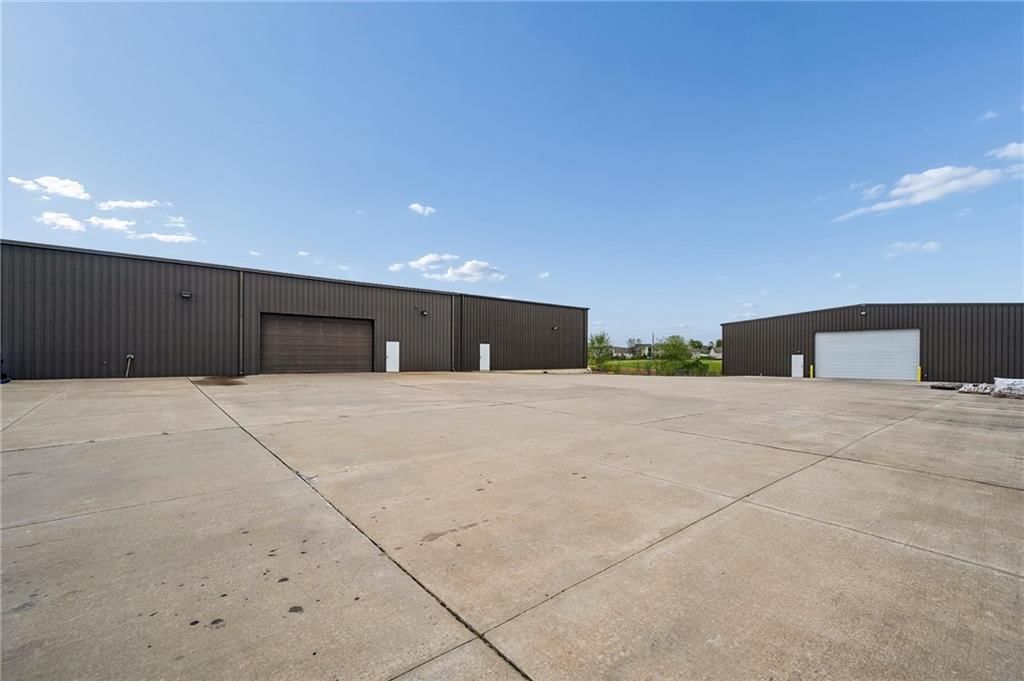 990 Premier Drive — photo 40