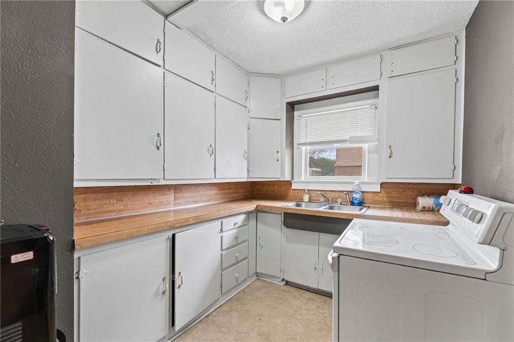 210 E 12th Street — photo 10