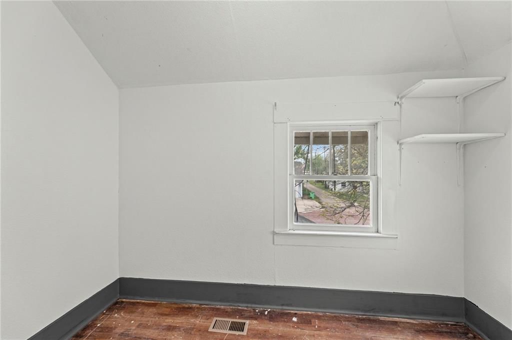 210 E 12th Street — photo 18