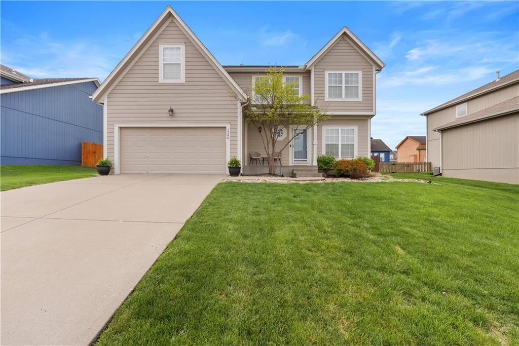 1240 SW Nagona Lane, Lee's Summit, MO
